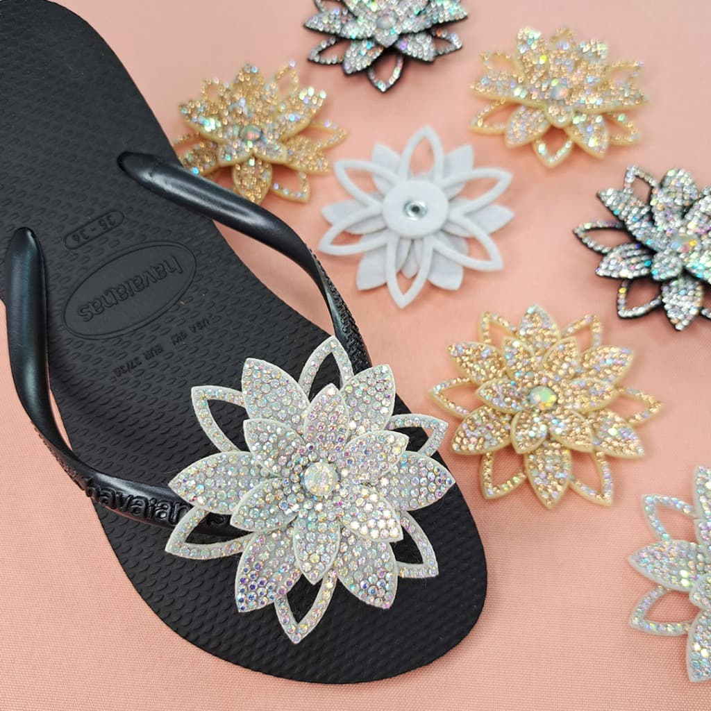 Aplique de Tecido 84020 Modelo Sandra Flor com Strass para Customização de Sandálias e Babuches