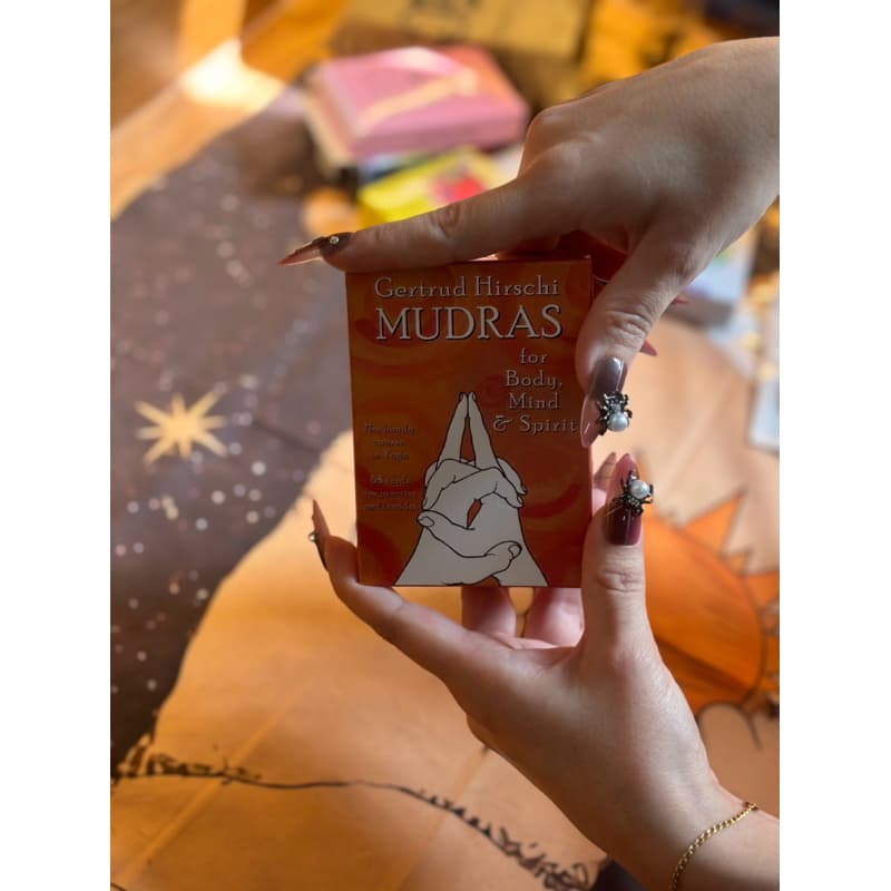 Mudras for Body, Mind and Spirit Oráculo