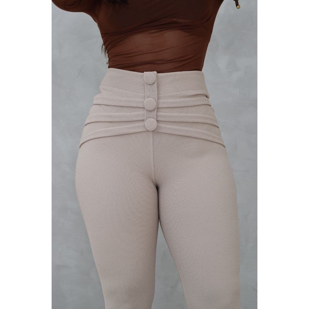 Calça legging malha pop botão encapado bege skinny feminina - pop modas jeans