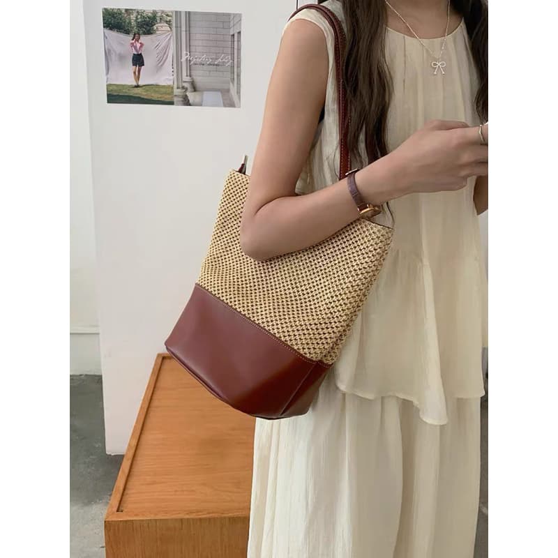 Bolsa de palha francesa de couro legítimo emendado de grande capacidade, bolsa de praia feminina para férias, bolsa de ombro retrô tecida