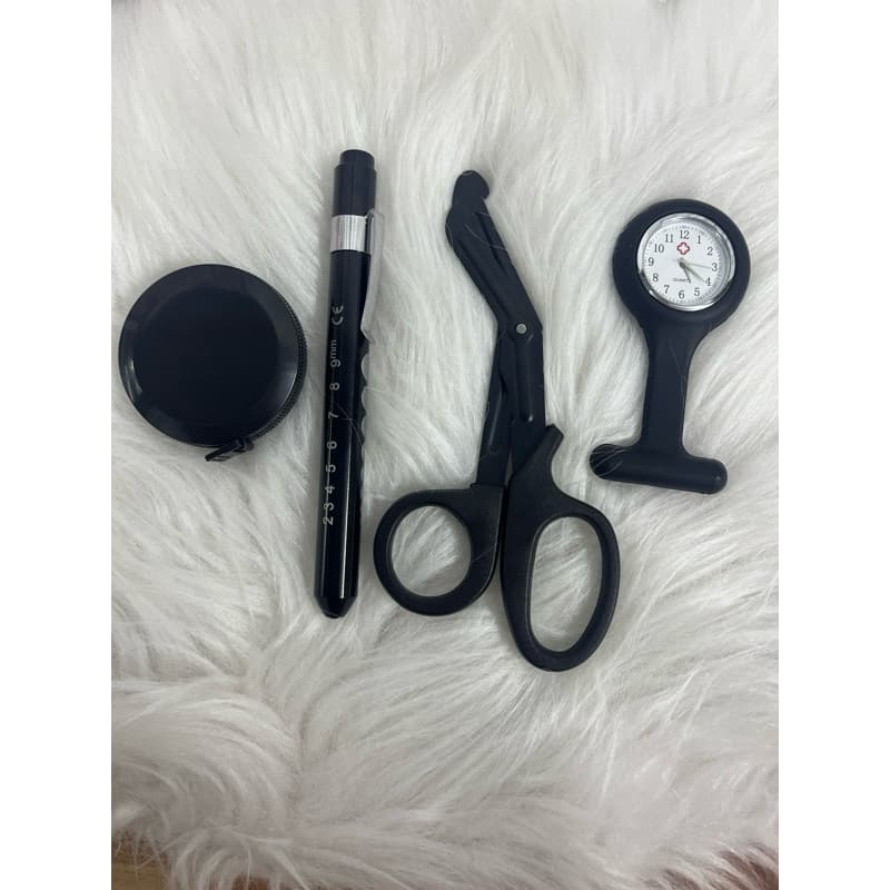 kit enfermagem/saúde preto - fita métrica/lanterna clínica/tesoura ponta romba e relógio de lapela
