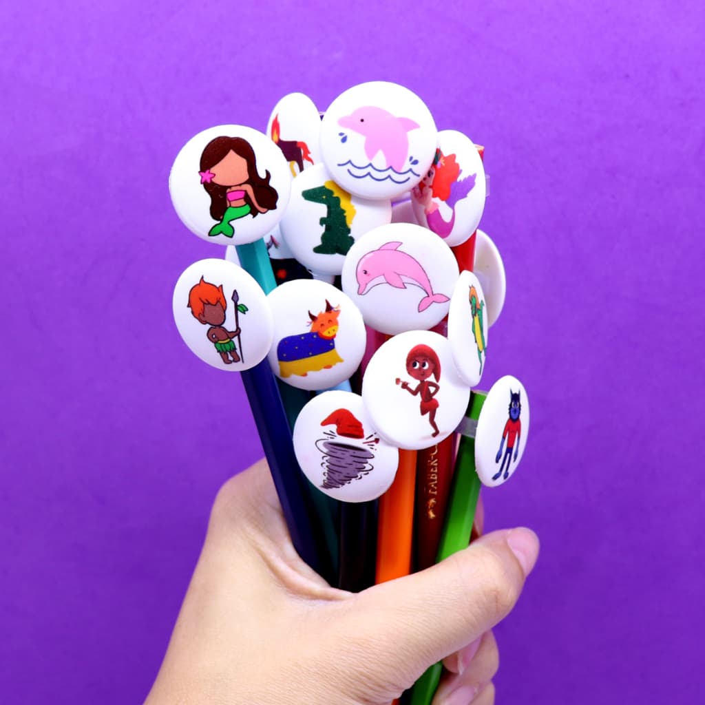 KIT PONTEIRA TOPPER LÁPIS FOLCLORE 16 PEÇAS BRASIL CONTOS CULTURA POPULAR ACESSSORIO ENFEITE ESCOLA - NÃO PERSONALIZAVEL