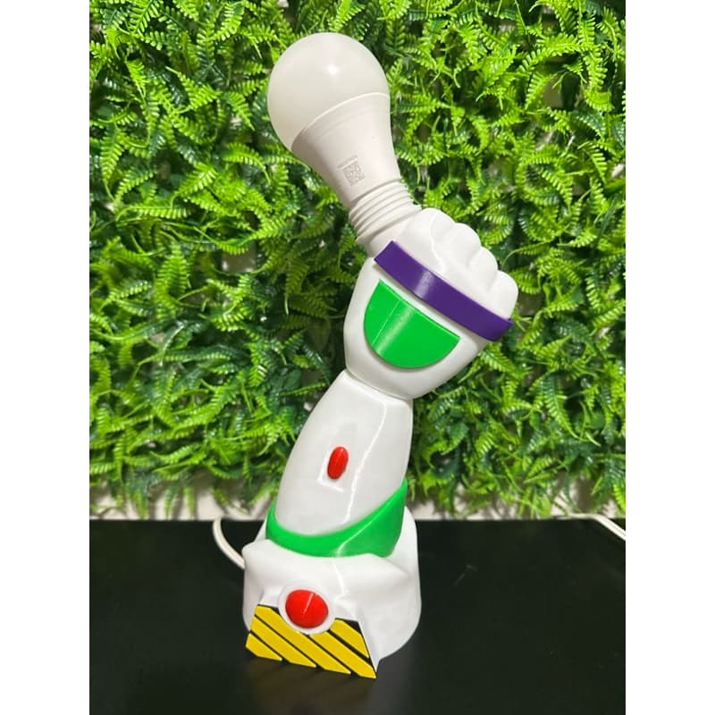 Luminária Braço Buzz Lightyear – Decoração Criativa Geek Infantil