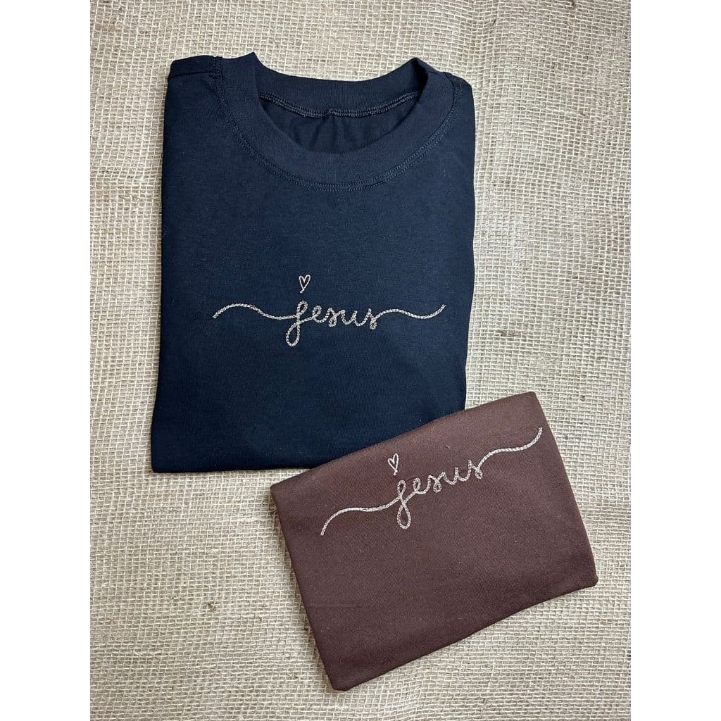 CAMISETA JESUS T-SHIRT FEMININA PREMIUM 100% ALGODÃO BORDADO COM GOLA EM RIBANA