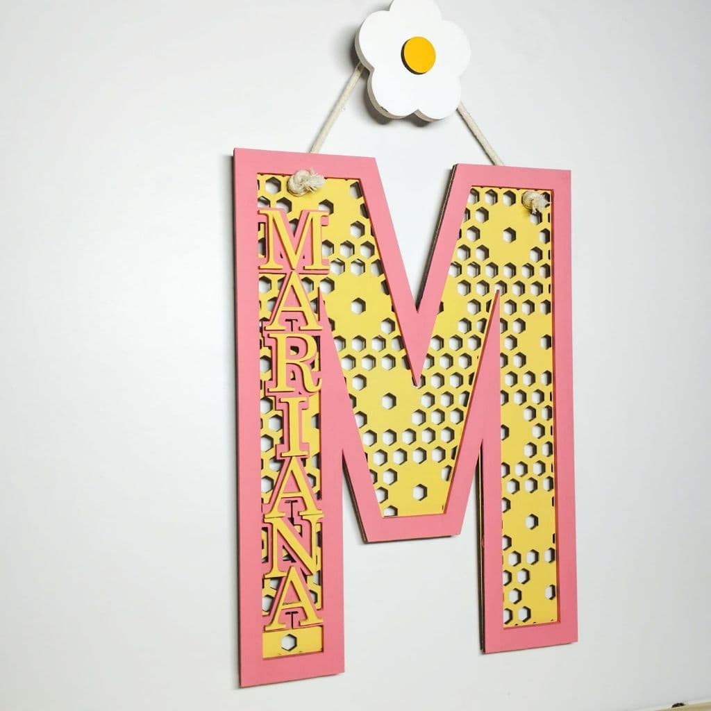 Enfeite Letra Bee Hive com nome em MDF Enfeite para decoração de parede