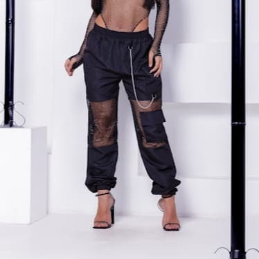 Calça Cargo Feminina com Tela Brilho e Corrente – Estilo Streetwear Fashion Tendência 2025