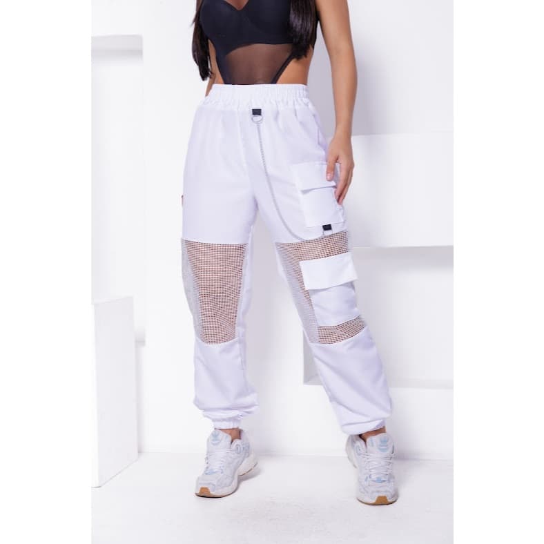Calça Brilho Feminina Street Cargo com Corrente e Recortes em Tela Brilho– Tendência 2025