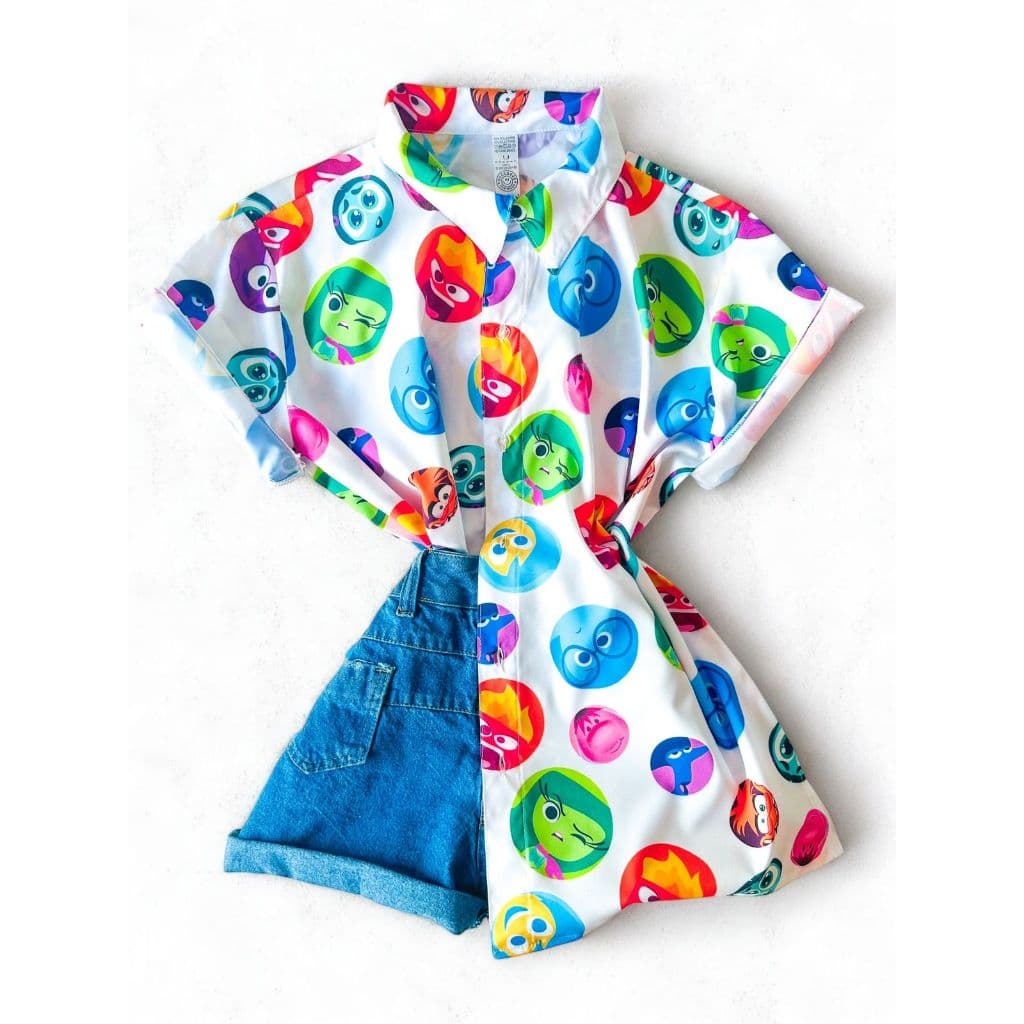Camisa Blusa Social de Botão Feminina Manga Curta Estampada Personagem Divertidamente Disney Branca