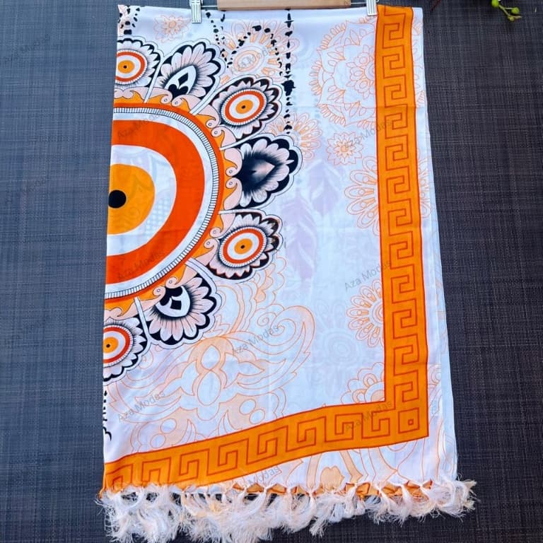Canga de Praia Grande Com Franjas Estampada e Colorida.