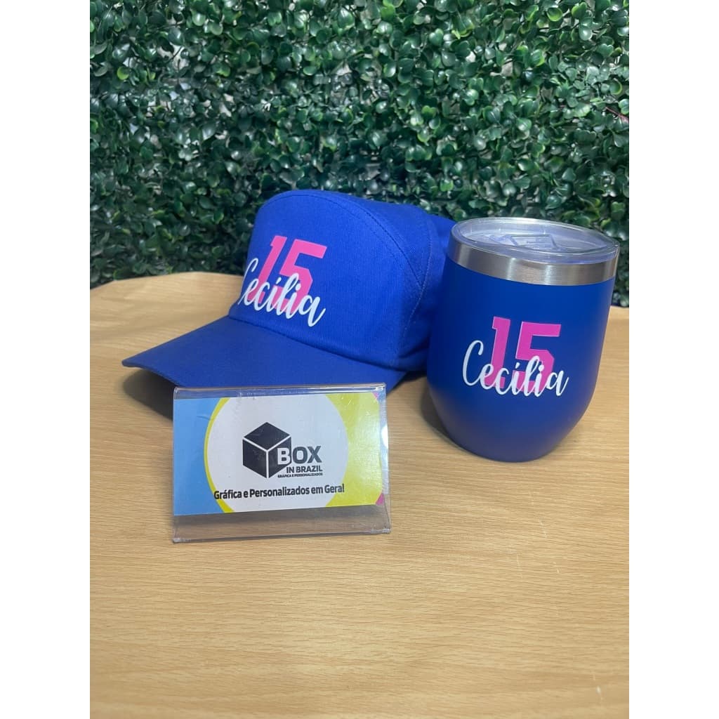 Kit Personalizado 15 Anos: Boné, Necessaire e Copo Térmico - Brindes Exclusivos para Sua Festa!