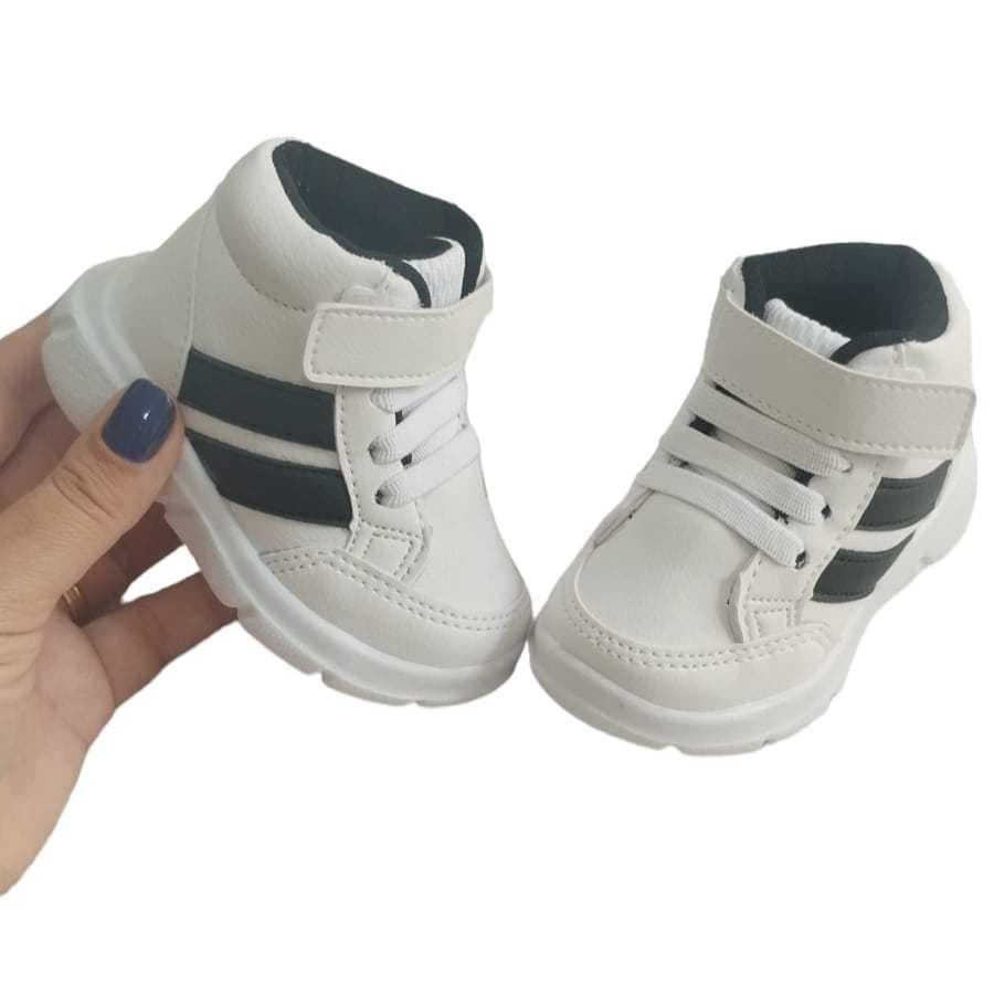 Tênis infantil cano alto premium branco com listra preta unissex com elástico bem estiloso ano novo forma pequena