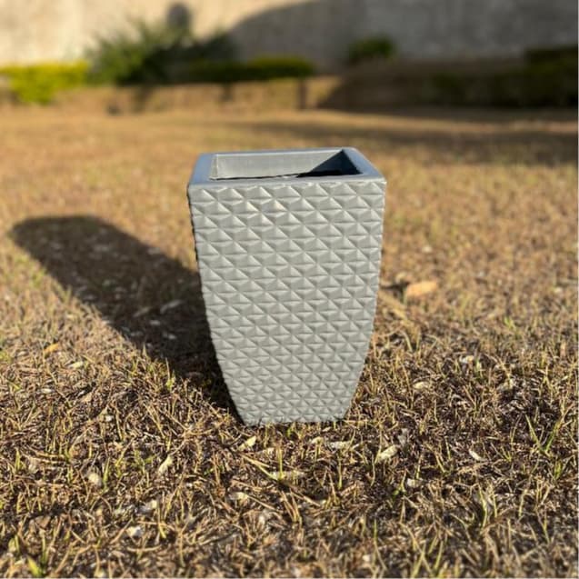 Vaso De Planta Decorativo Em Polietileno Bojo Diamante Quadrado P C/Prato