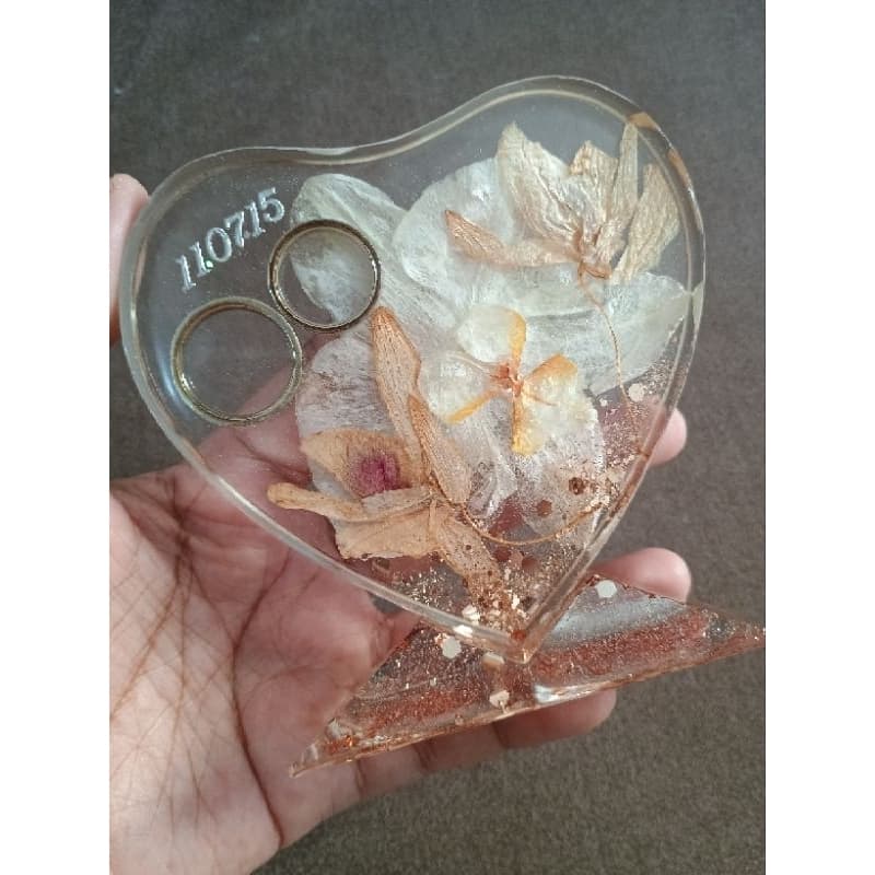 Eternizações personalizadas em resina epóxi forma coração (aliança, flores, foto, dados de maternidade, memórias pet)