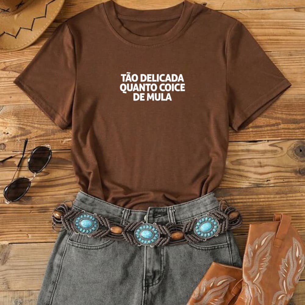Camiseta Feminina Personalizada Tão Delicada Quanto Coice de Mula Meme Engraçado