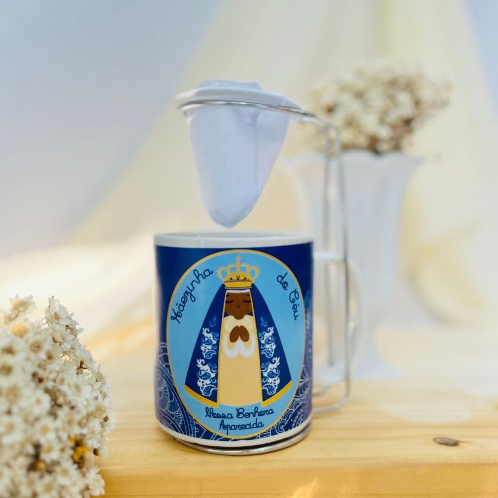Kit Caneca Nossa Senhora Aparecida + Suporte Cromado Coador de Café Individual com Passador de Pano