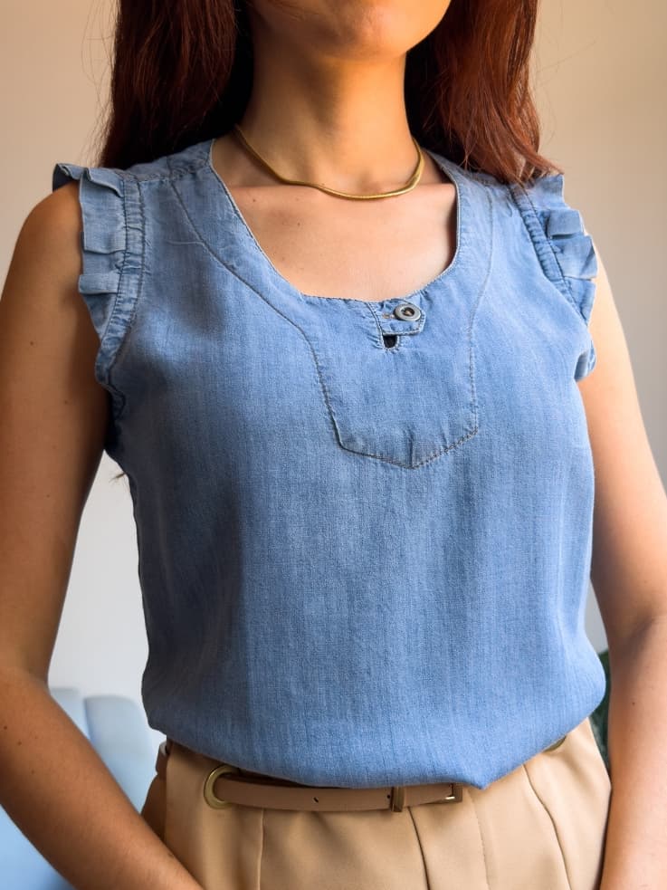 Regata feminina jeans com babado e botão
