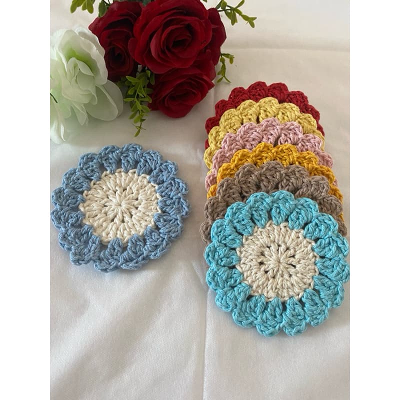 kit com 4 porta copos com bordas coloridas/descanso de copo em crochê