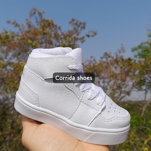 Bota infantil branca confortável