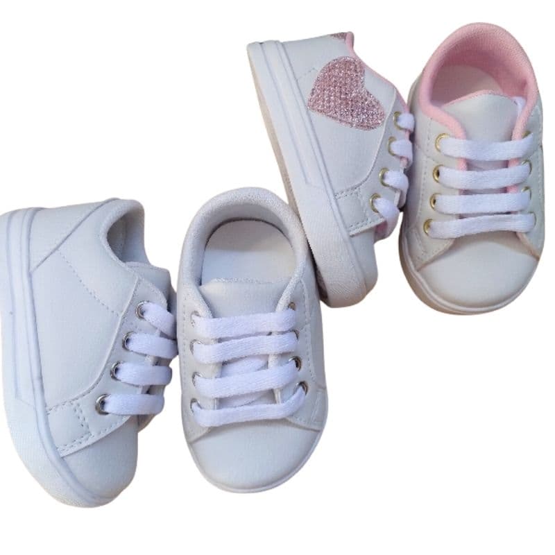 2 sapatinhos de bebe branco com coração e branco estiloso infantil menina feminino tênis tenis calçado sapato