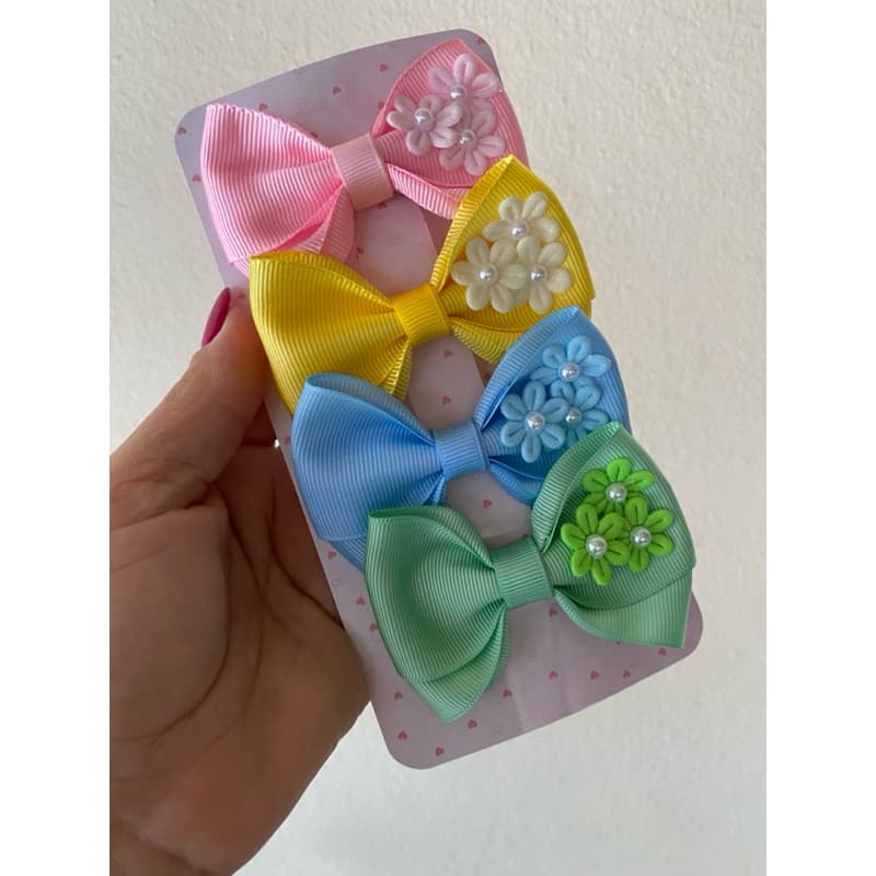 kit de quatro laços  com aplique de flores para cabelo de menina no bico de pato com borrachinha antideslizante