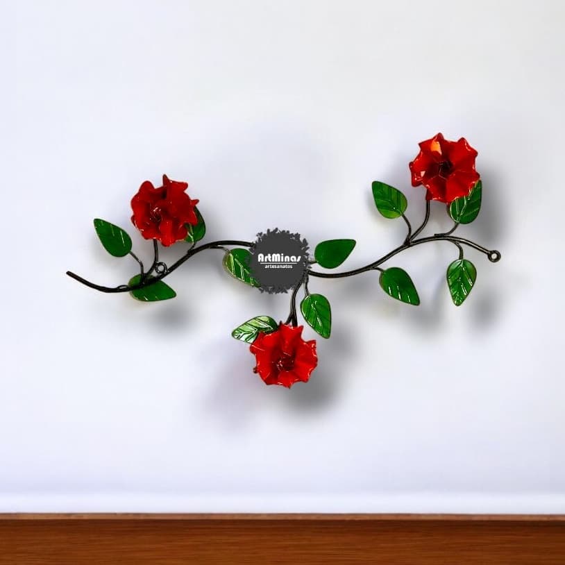 Arranjo decorativo de parede com flores feito em ferro arabesco folhas pintadas