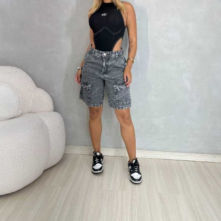 Bermuda carpinteiro jeans cinza grafite feminina moda chic casual.