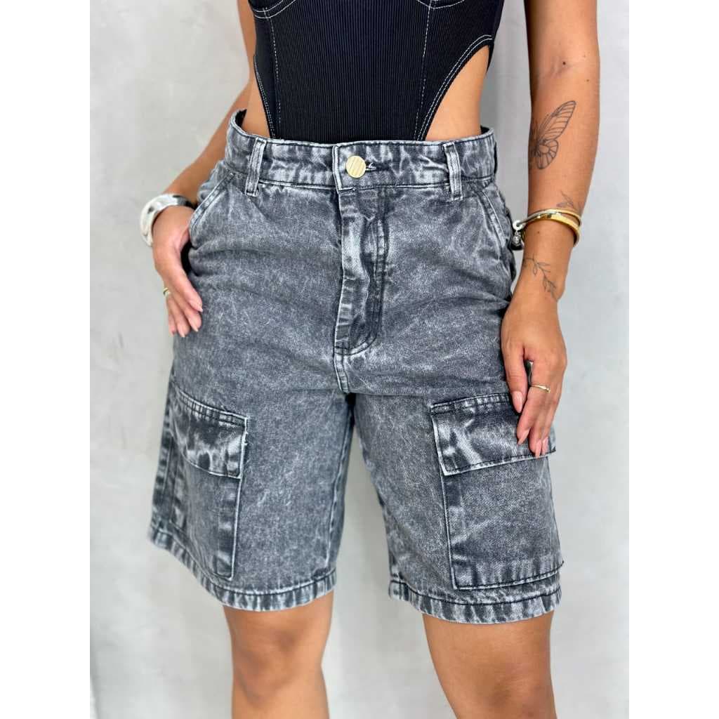 Bermuda carpinteiro cinza grafite jeans moda gringa blogueira.