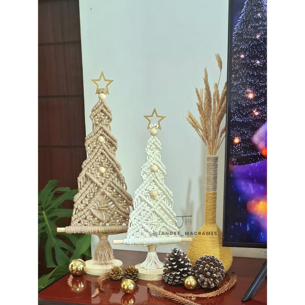 Árvore de natal artesanal , árvore de macramê de mesa . Decoração de natal.