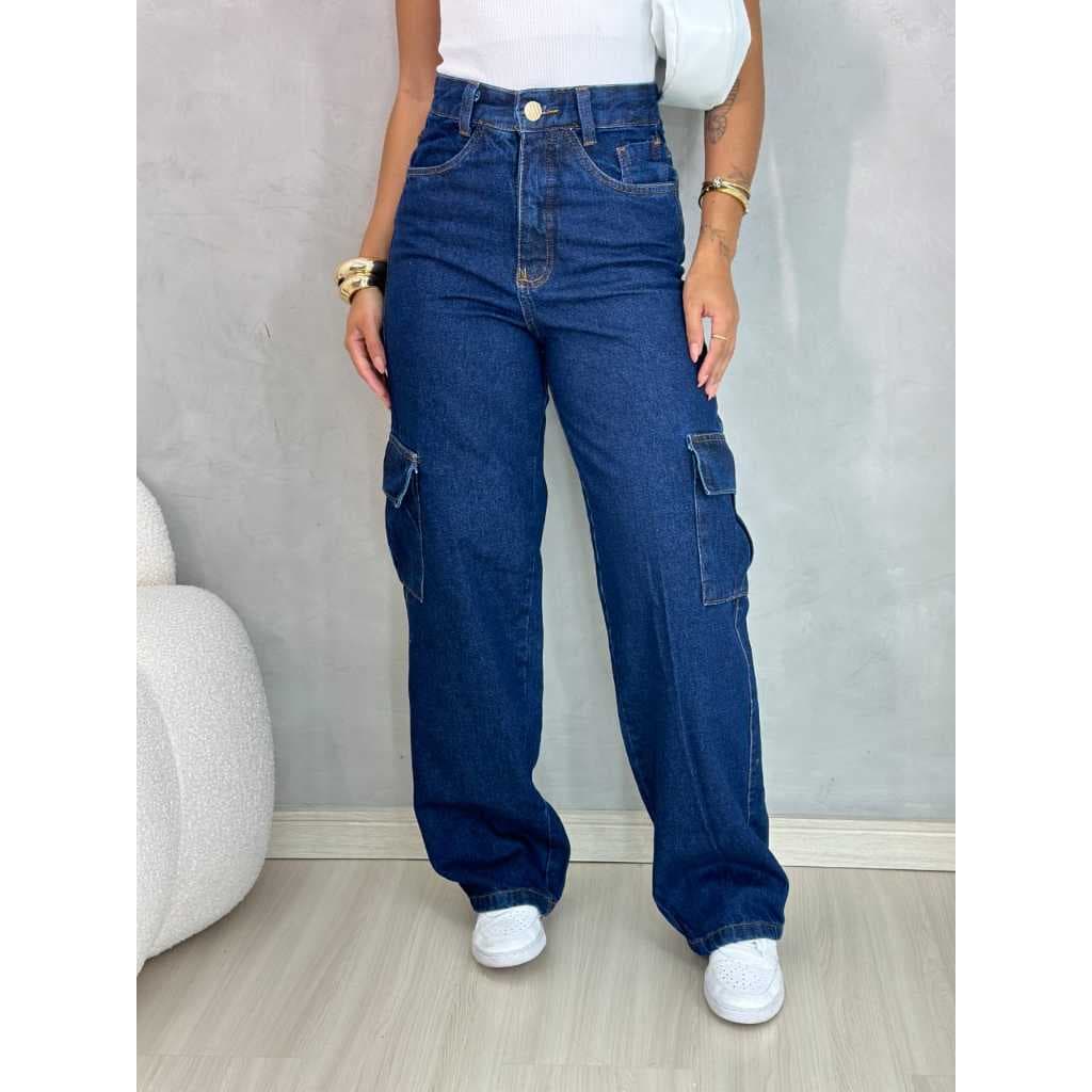 Calça jeans feminina cargo lavagem escura moda casual chic.