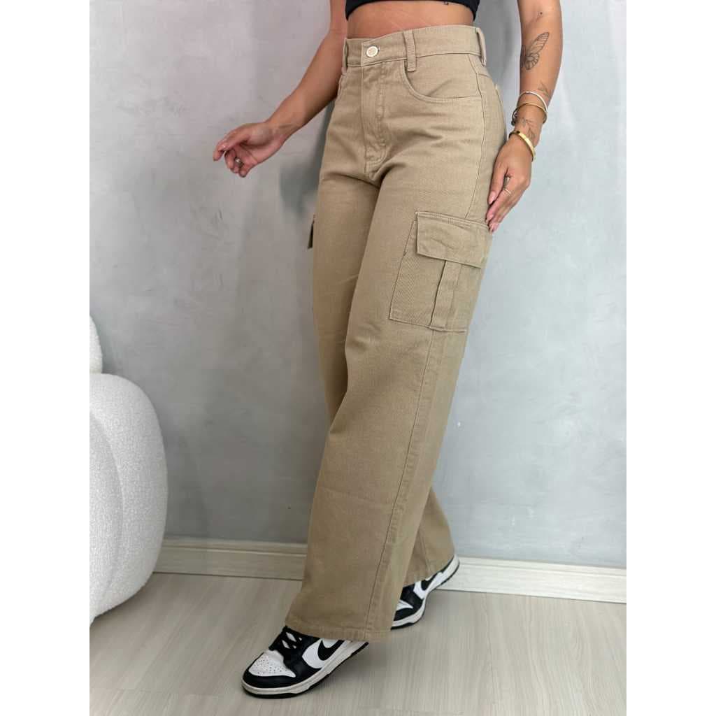 Calça cargo jeans feminina bege  moda casual chic.