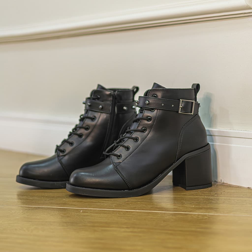 Bota Feminina Coturno Salto Grosso com Fivela Moderna