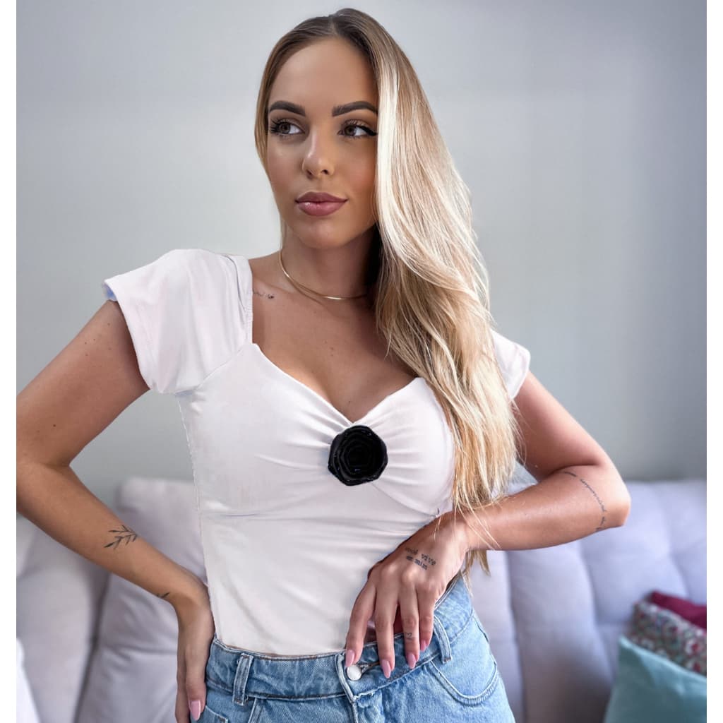 Blusa Feminina Tendência Com Broche de Rosa Lisa Básica Elegante Moda Blogueira