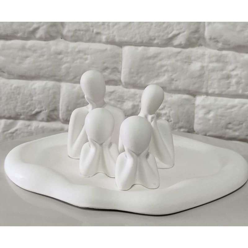 Kit decorativo 5  peças/ Estatueta família com 4 integrantes + bandeja orgânica decoração casa escritório