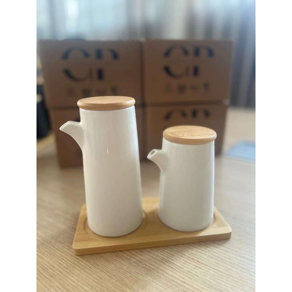 Jogo de Dispenser de Azeite ou Vinagre em Porcelana Branco com Tampa de Bambu