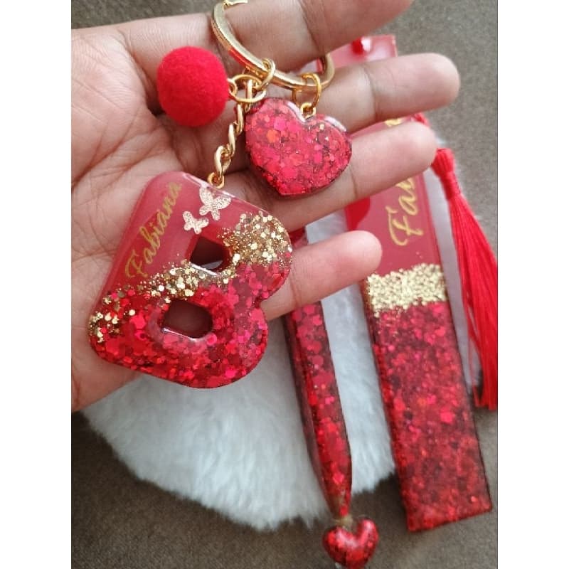 kit de resina com caneta, marca páginas e chaveiro personalizados