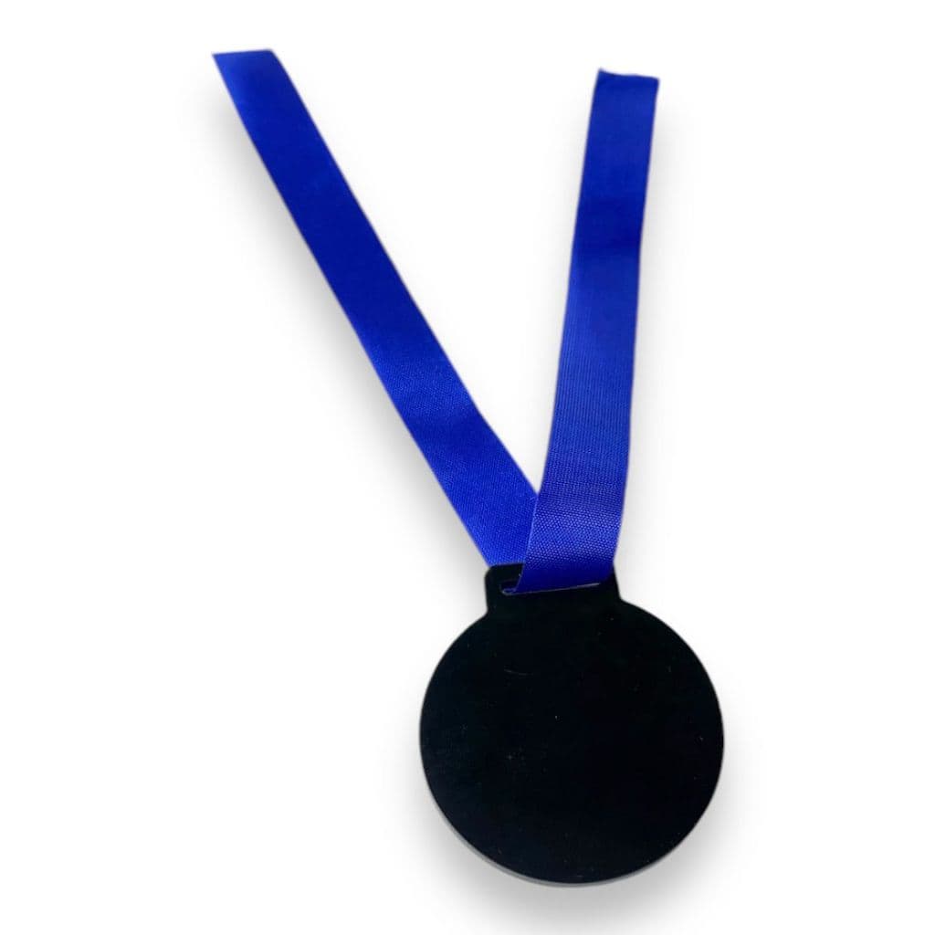 50 Medalhas Redondas 5cm Acrílico Preto 2mm C/ Fita Azul