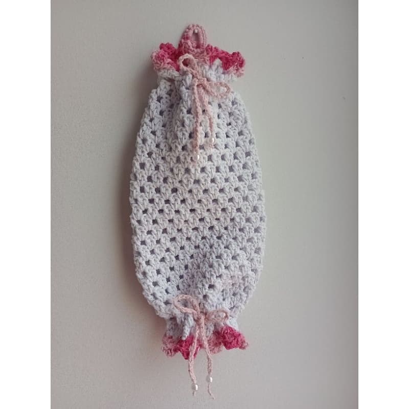 Puxa Saco de Crochê Branco com Detalhes Rosa | Feito à Mão | Artesanal – Presente Criativo