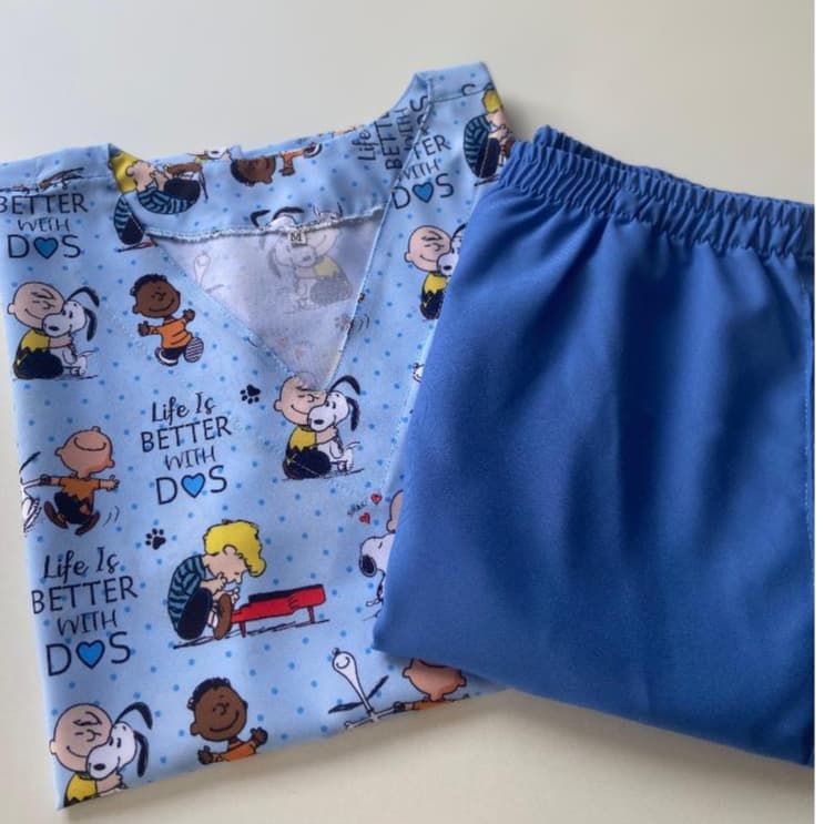 Conjunto pijama Cirúrgico estampado Snoopy.