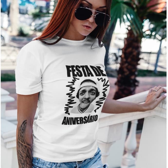 Camiseta branca básica estampada. Camiseta casual. Estampas divertidas