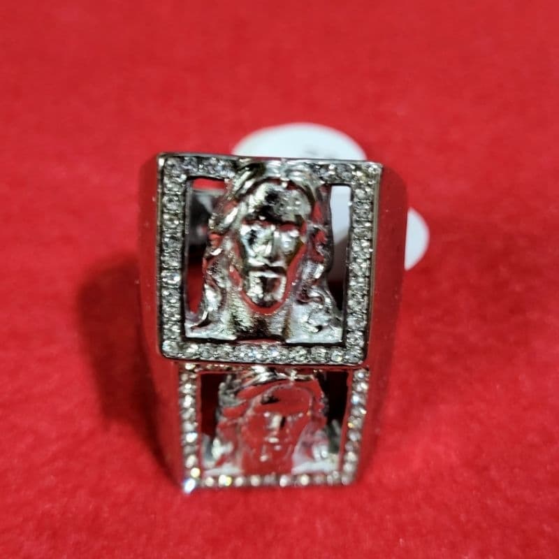 Anel com  rosto de Jesus em prata com pedras de strass