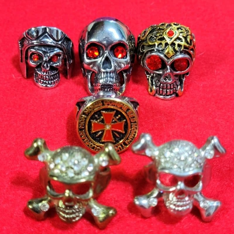 Aneis de caveira com pedra vermelha e pedra strass em inox