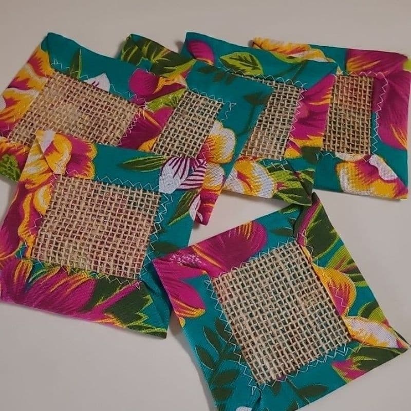 Porta copo feito de chita e crochê, artesanal kit com 6 peças