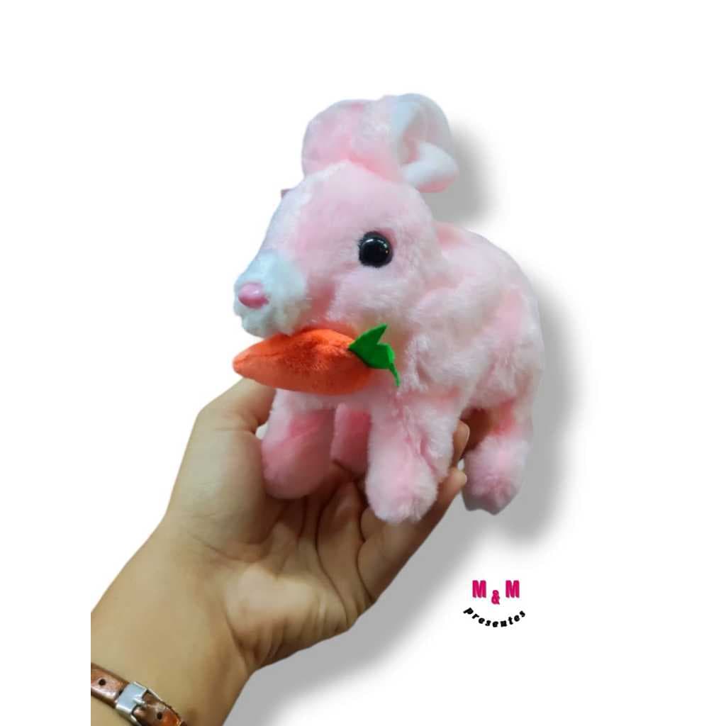 Brinquedo infantil mini coelhinho de pelúcia fofinho anda, pula e mexe orelha e nariz