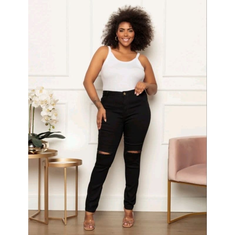 Calça plus size jeans preta skinny black rasgada no joelho