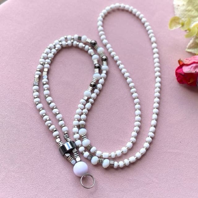 COLAR PARA CRACHÁ /PORTA CRACHÁ / CORDÃO DE CRACHÁ EM PÉROLAS CRISTAIS/ MIÇANGAS / BIJU ACESSÓRIOS DE MODA ARTESANAL