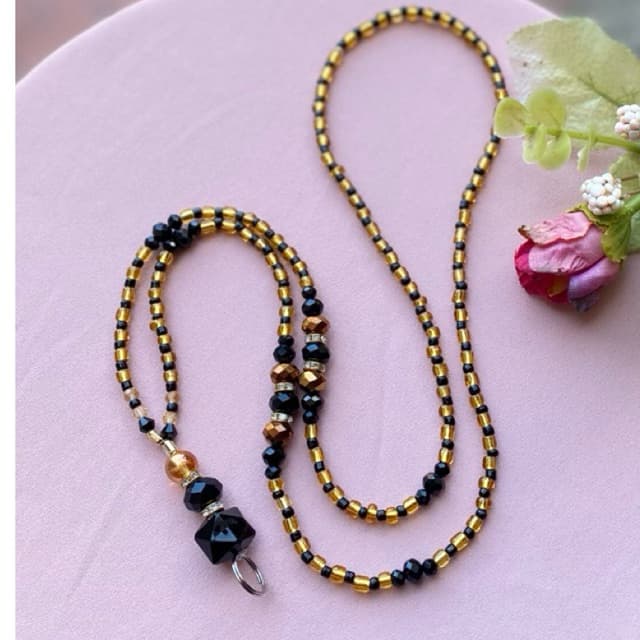 COLAR PARA CRACHÁ /PORTA CRACHÁ / CORDÃO DE CRACHÁ EM PÉROLAS CRISTAIS/ MIÇANGAS / BIJU ACESSÓRIOS DE MODA ARTESANAL