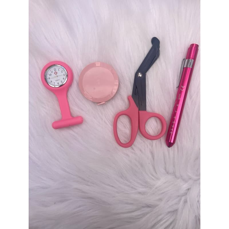 kit enfermagem/saúde rosa - fita métrica/lanterna clínica/tesoura ponta romba e relógio de lapela