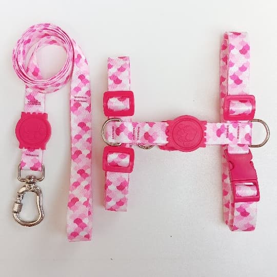 Peitoral H Anti-Puxão para Cachorros - Estampa de Sereia/Escamas Rosa com Detalhes em Rosa