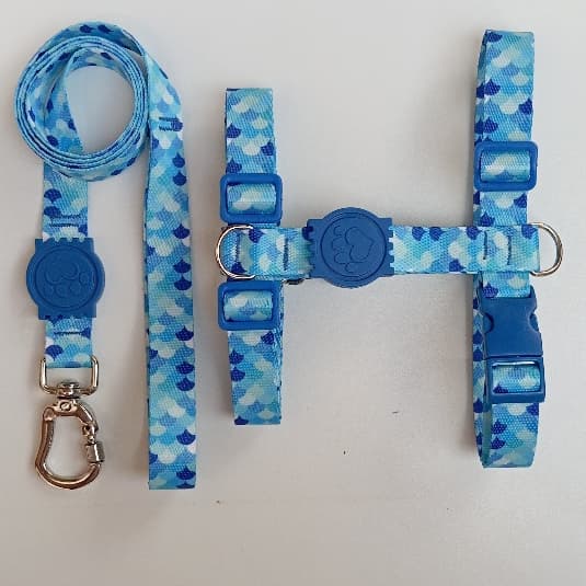 Peitoral H Anti-Puxão para Cachorros - Estampa de Sereia/Escamas Azul com Detalhes em Azul