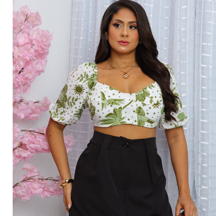 Cropped Femenino Estampado Manga Curta con  Bojos Novo 2025